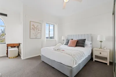 Lovely Apartment with Spectacular Views Hotel dekat Sydney Harbour Slipways