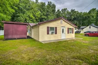 Jamestown Retreat w/ Hot Tub - Walk to Lake! - parking