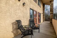 Riverfront Condo, Super Conveniently Located!