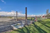 Ellensburg Home w/ Mountain Views on 3 Acres! Hoteles cerca del BOWERS FIELD