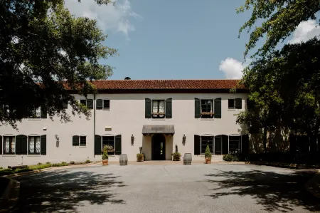 Hotel Domestique Отели рядом с достопримечательностью «White Rabbit Fine Arts Gallery»