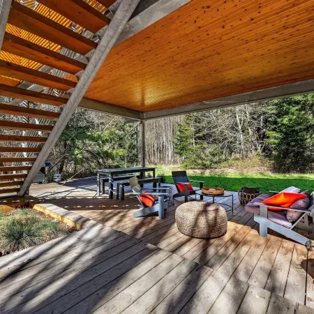 Neal Creek 2 Bedroom Home by Redawning