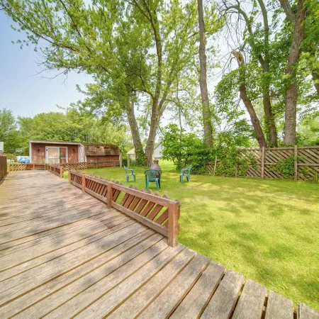 Group-Friendly Lake Erie Getaway w/ Private Yard Ξενοδοχεία στην πόλη Conneaut