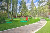 Bend Condo w/ Deck, Resort-Style Amenities & Views - Homestays
