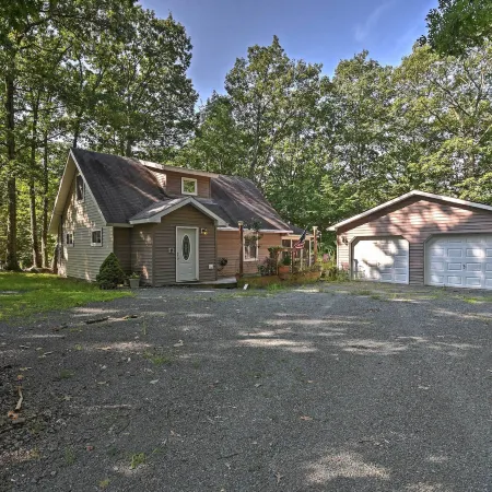 Pocono Mountain Home 1 Mi to Lake Wallenpaupack!