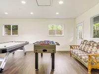 Deck + Game Room: Redmond Home ~ 17 Mi to Seattle Hotel di Redmond