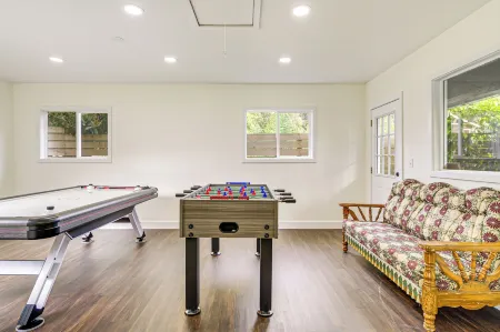 Deck + Game Room: Redmond Home ~ 17 Mi to Seattle