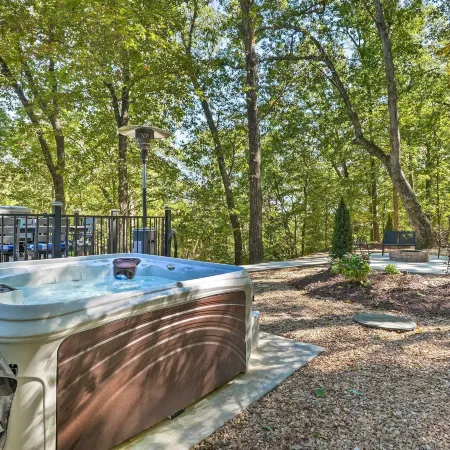 Secluded Table Rock Lake/Branson Cabin w/ Hot Tub!