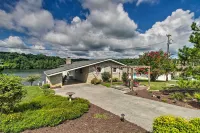 Lakefront Hiwassee Home w/ Private Dock & Deck! - Parkplatz