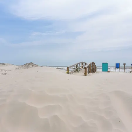 Walk to Gulf: Surfside Beach Home w/ Deck