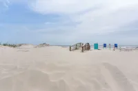 Walk to Gulf: Surfside Beach Home w/ Deck - Wifi