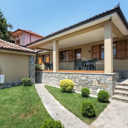 Villa Zoi A Stay to Remember Guesthouse in Elbasan Castle I Via Egnatia I Old Town Отели в г. Эльбасан