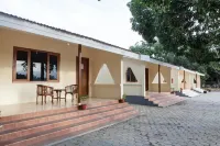 RedDoorz near Baluran National Park Hotel di Wongsorejo
