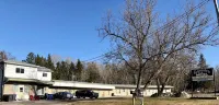 Edgewater Motel and Campground - parking