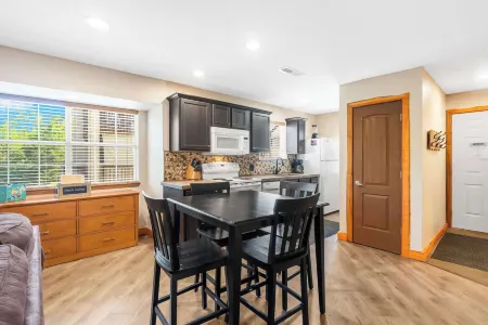 Cozy Timbers Charming Condo for 6 With Resort-style Amenities Отели в г. Индиан Пойнт