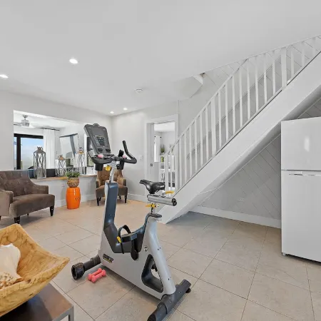 Spacious 5-bedroom house with Pool, Ocean Views, Dock in  wonderful Marathon, Fl