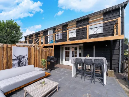 Cozy Villa w Sauna and BBQ Отели в г. Hattemerbroek