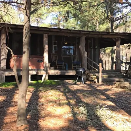 Cici's one bedroom cabin at Bluegill Lake Cabins