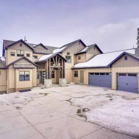Spacious Utah Escape w/ Balcony & Mountain Views!