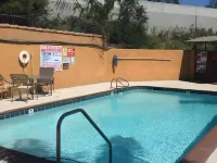 Express Inn & Suites Ontario Airport - Rooftop Pools
