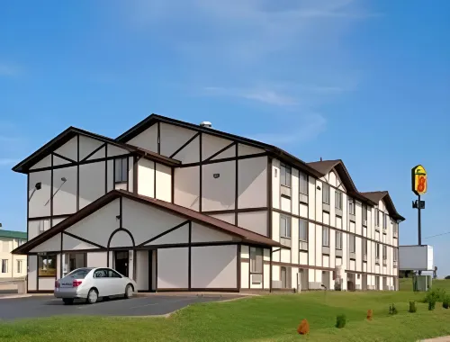 Super 8 by Wyndham Springfield North I-44