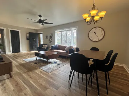 Charming 2-bedroom house in Warner Robins with WiFi and AC