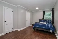 Lake Tillery 7 Minutes to Marina! Sleeps 8, Large Deck with WiFi and AC
