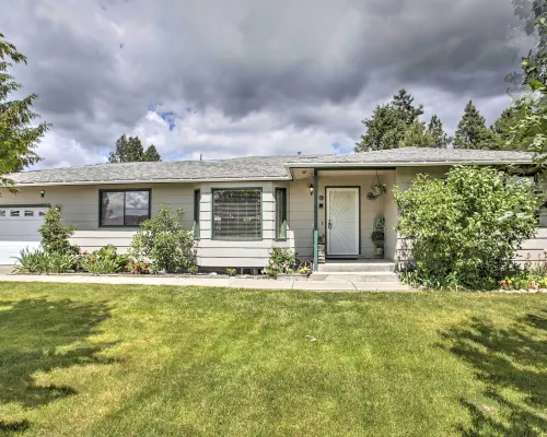 Sunny Home w/ Patio < 10 Mi to Lake Coeur d'Alene Hotels in Post Falls