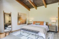 Lazy River Glamp-house by Avantstay Newly Built, Luxe Indoor-outdoor Living