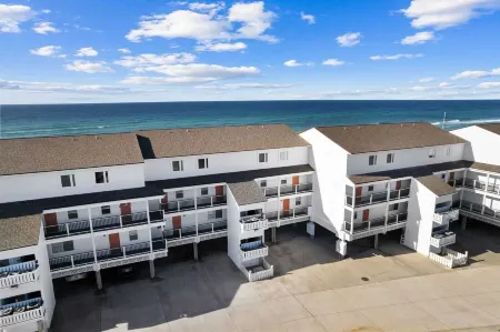 Blue Marlin by Avantstay Beachfront w/ Views, Pool Access, Beach Chairs