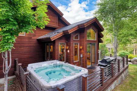Cedars at Palisades by Avantstay Hot Tub, Resort Access, and Mountain Views