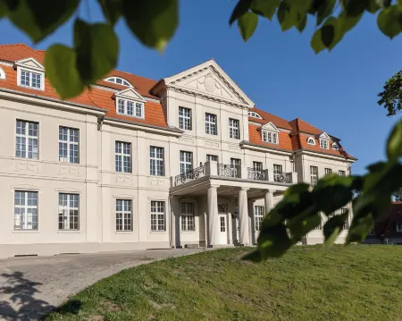 Schlosshotel Neustrelitz Отели в г. Блуменхольц