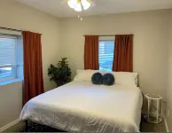 Sunrise Chalet on Potato Lake - Water Front - Dock - Game Room - Hot Tub