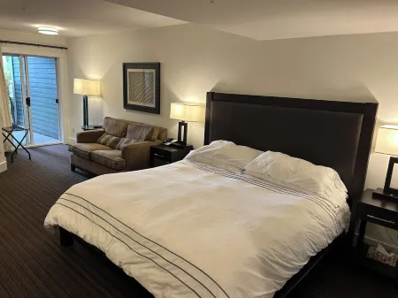 Relax at the Resort. A cozy getaway next to the water. Отели в г. Nanaimo E