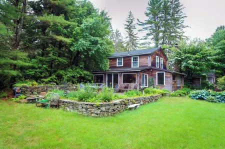 Sunnybrook House - 5 bedroom antique home in landscaped wooded grounds.