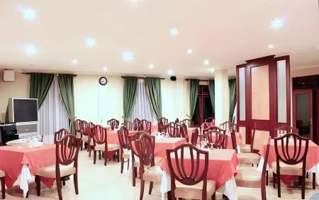 Resort Prima Cisarua Отели рядом с достопримечательностью «Таман Сафари Индонезия Богор»