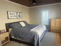 Charming Beachfront 4-bedroom cottage with WiFi, AC in Coldwater
