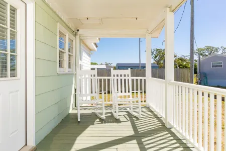 Charming Vacation Rental on Harker's Island