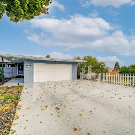 Hot Tub & Sweeping Views: Apt in Clarkston!