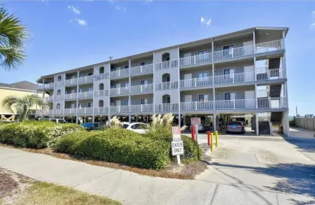 Beachfront Oceanside Condo. Incredible view: Channel Marker Отели в г. Серфсайд Бич