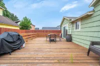 Charming Cottage with Cozy Fireplace and Deck - Delightful Coastal Retreat