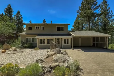 Hall Court Manor - Hot Tub, Pet Friendly, Pool Table!
