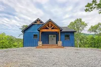 Charming 3 bedroom Riverside Cabin: WiFi, AC, & 3 Fireplaces in Hayesville, NC