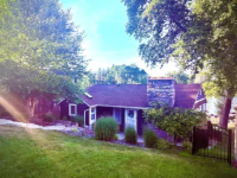 HEAVENLY Portage Lakes water front 4-bedroom cottage with HOTTUB, dog friendly!