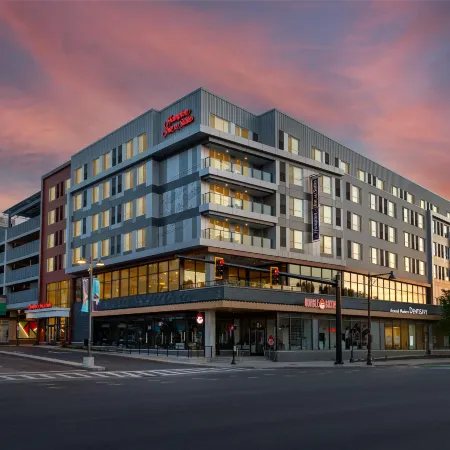Hampton Inn & Suites by Hilton Watertown Boston Отели рядом с достопримечательностью «Бостонский колледж»