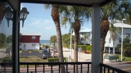 No Hurricane Damage!!!  Beautiful Beaches and Condo!!! Отели рядом с достопримечательностью «Town Square Nature Park»