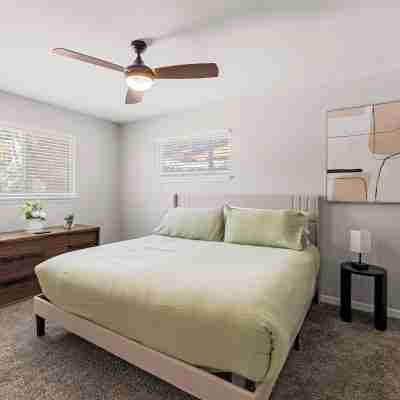 Stylish 3BR 2 Living Areas 10 Min to Airport Rooms