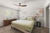 Stylish 3BR 2 Living Areas 10 Min to Airport