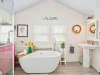 Lakeview retreat with beach access. Stylish home just steps from Deep Run Beach. Hotel a Gorham