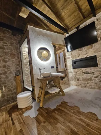 La Nuit d'Amélie.... a cozy retreat with hot tub..... Отели в г. Норма